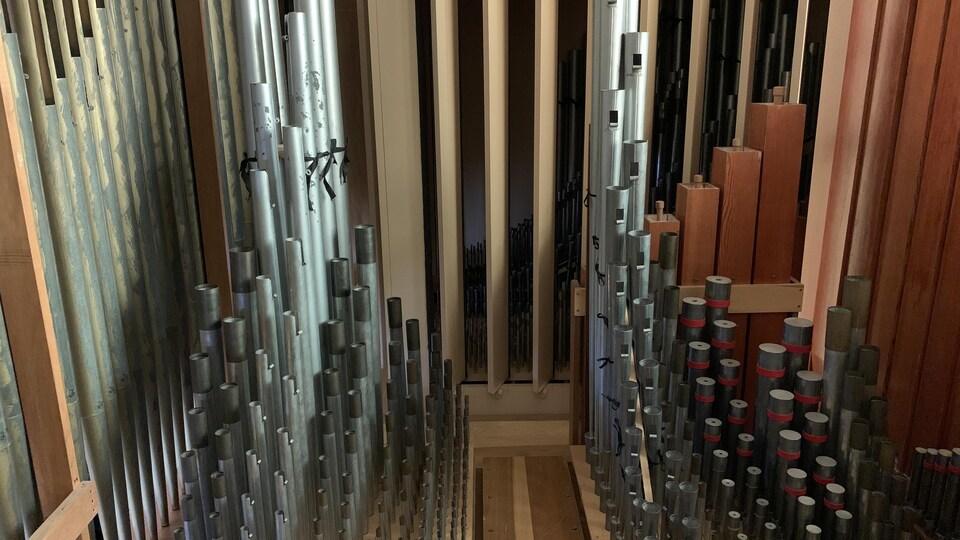 Des tuyaux d'un orgue.