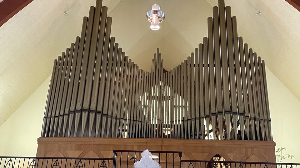 L'orgue dans l'église Saint-Sauveur de Val-d'Or.
