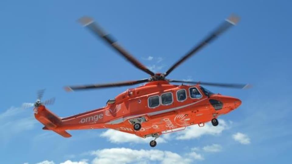 Un hélicoptère du service d'ambulance aérienne Ornge en plein vol.