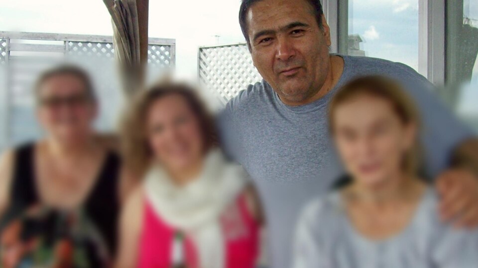 Une photo d'Oscar Anibal Rodriguez. On le voit entouré de trois amies, mais leur visage est brouillé.