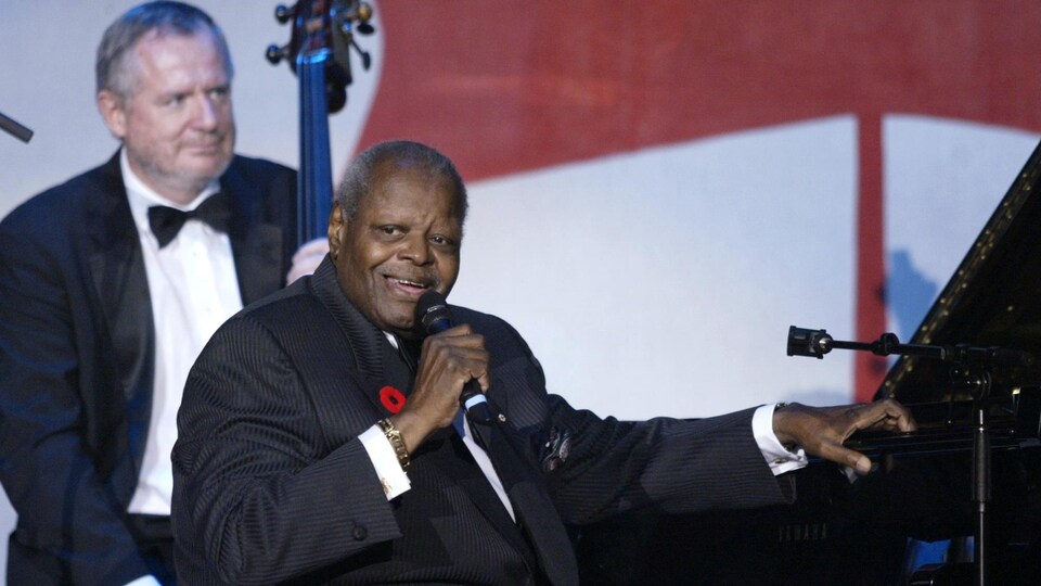 Oscar Peterson s'adresse aux spectateurs lors d'une soirée hommage à Jean Chrétien en 2003.