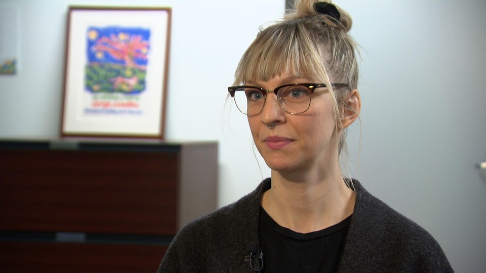 Frédérique Chabot accorde une entrevue à Radio-Canada à l'intérieur d'un bureau.