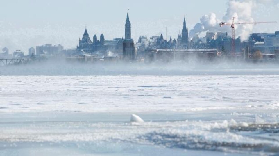 La colline parlementaire vue de la rivière des Outaouais gelée.