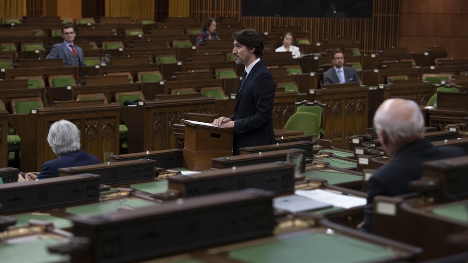 Justin Trudeau parle debout en Chambre, la pièce est presque vide.