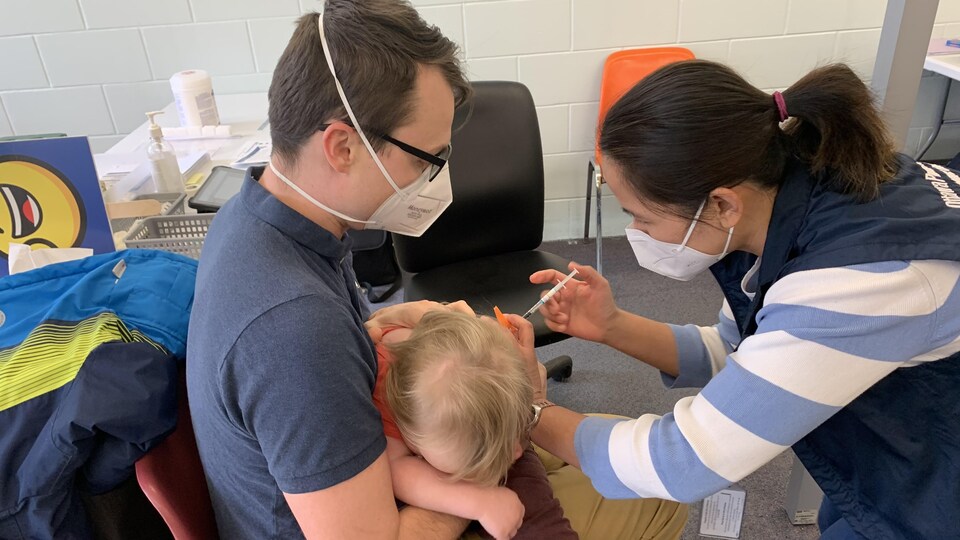 Un enfant se fait vacciner.