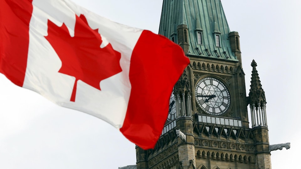 Le drapeau canadien flotte sur la colline du Parlement.