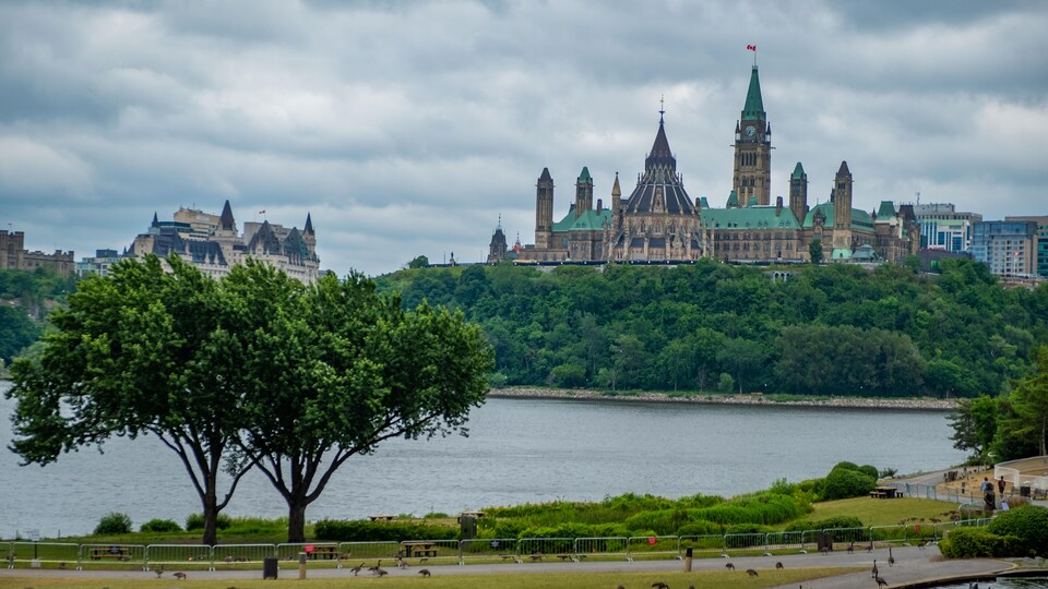 Le Parlement d'Ottawa vu du Musée canadien de l'histoire à Gatineau.