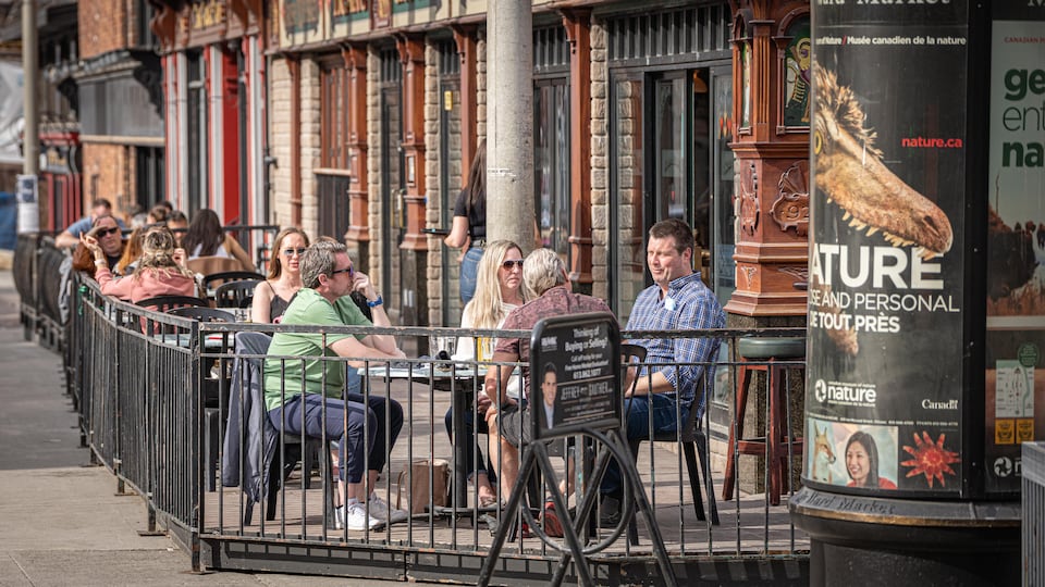 Des personnes assises dans une terrasse.