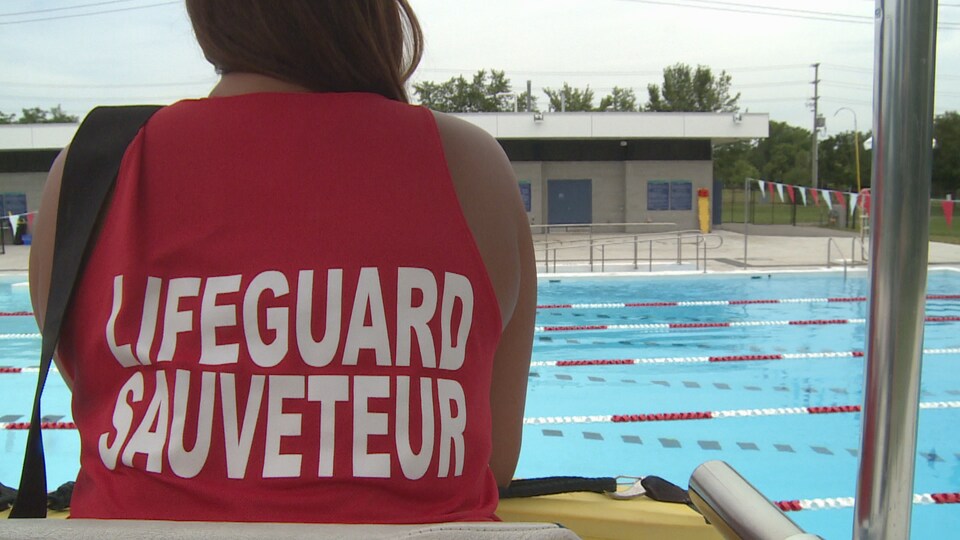 Une sauveteur surveille une piscine vide à Ottawa.
