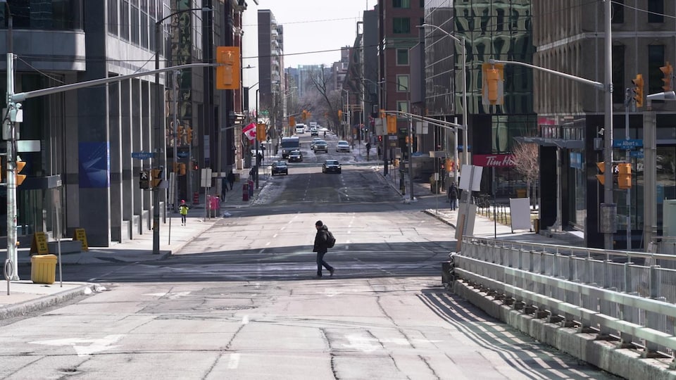 Une rue pratiquement vide à Ottawa.