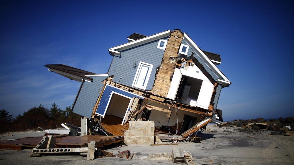 Les fortes marée de l'ouragan Sandy ont déplacé une maison de Mantoloking, au New Jersey.