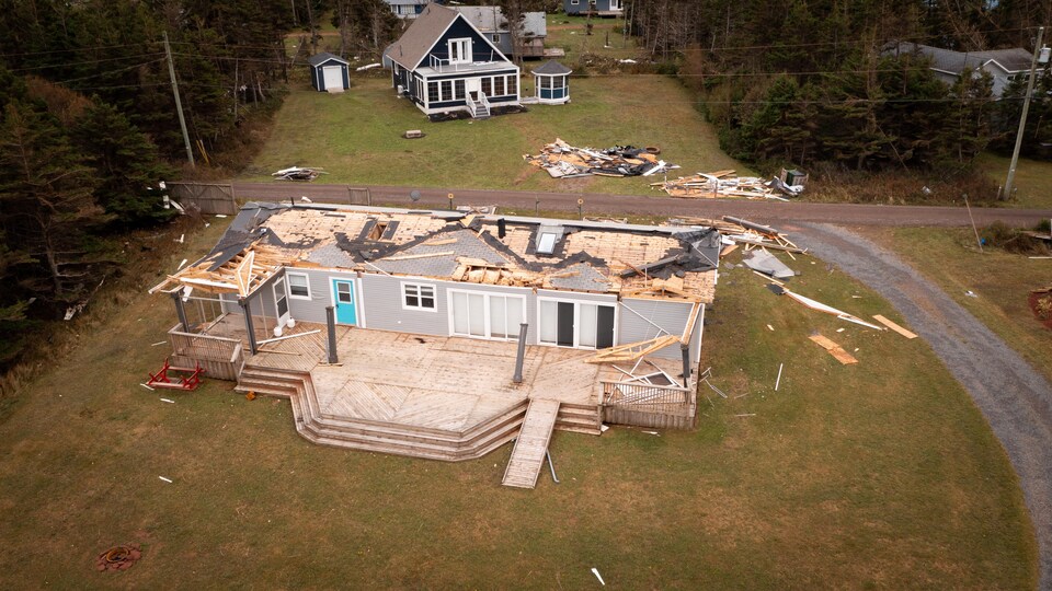 Photo prise par un drone d'une habitation dont le recouvrement du toit a été complètement arraché par l'ouragan.