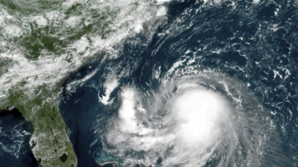 Photo satellite d'une spirale nuageuse au large de la Floride. 