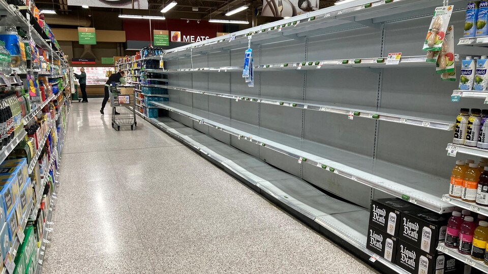 Des étagères vides dans un supermarché de Floride.