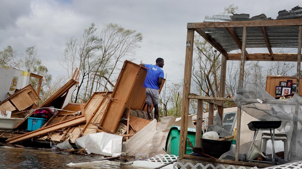 Un homme sauve ce qu'il peut des meubles de la maison de sa mère après le passage de l'ouragan Ida.