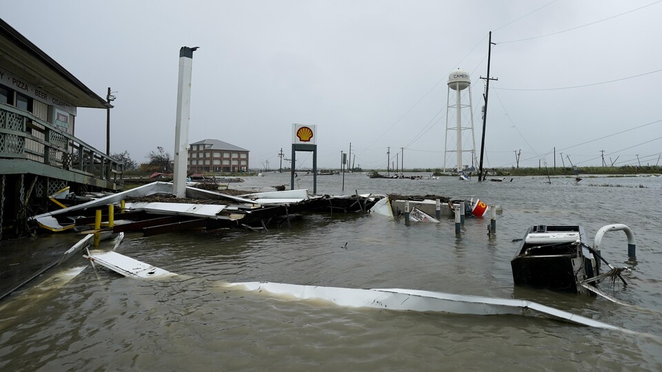 Une station-service inondée.