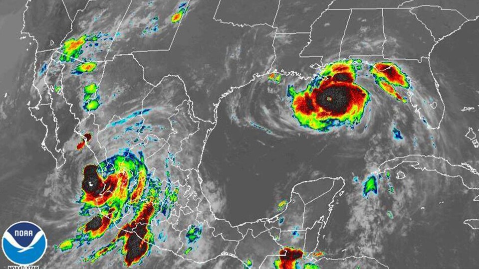 Deux ouragans sur une carte satellite.