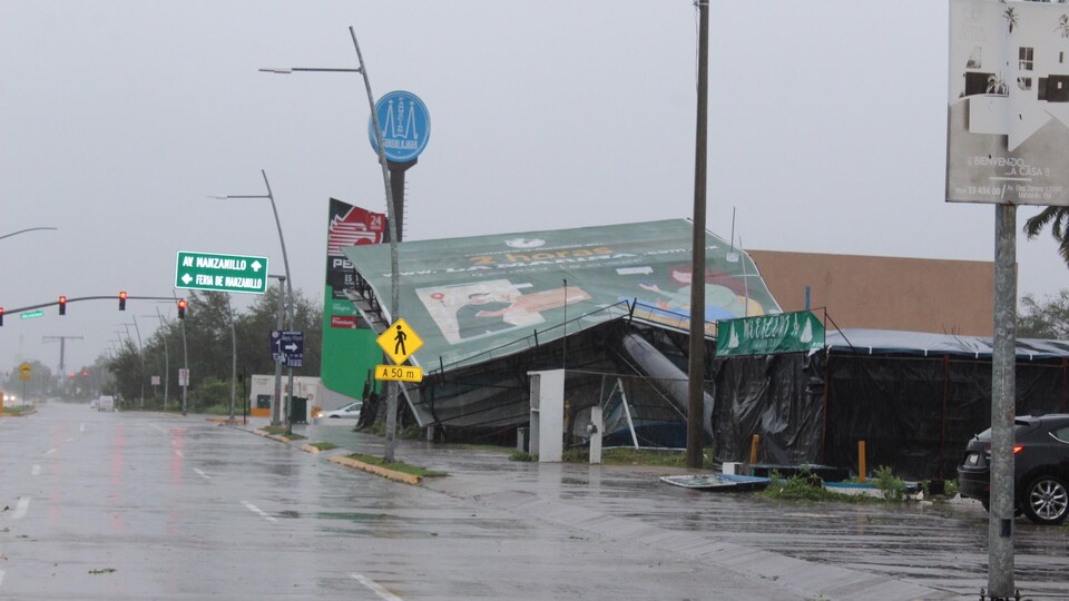 Une affiche routière qui s'est effondrée après le passage de l'ouragan Nora.