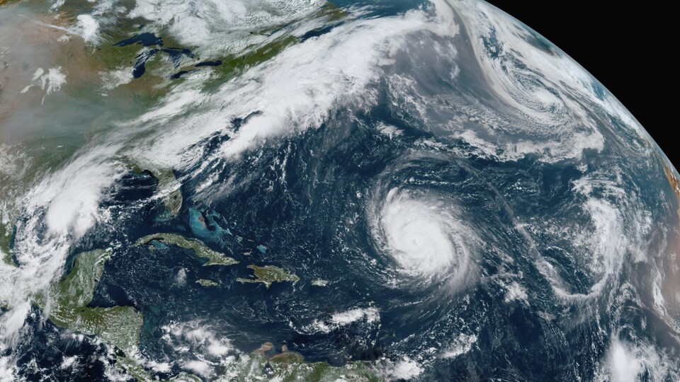Photo satellite de l'ouragan Teddy et d'autres tempêtes tropicales.