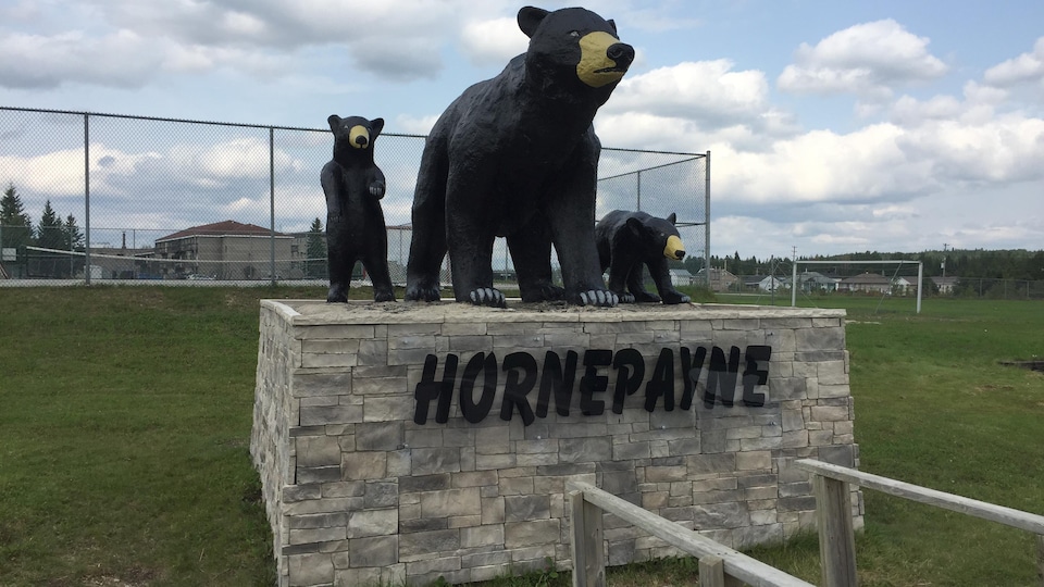 Trois ours noirs sculptés.
