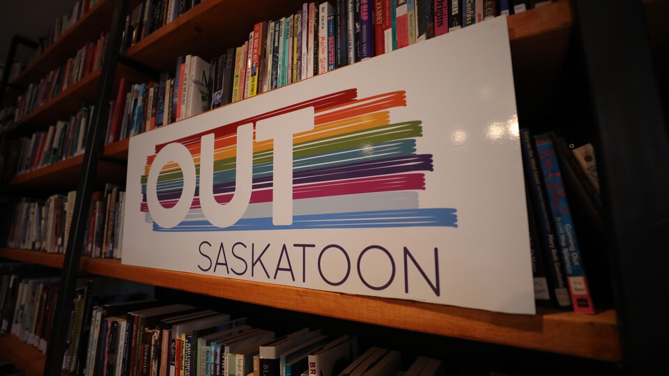 Une affiche de l'organisme LGBT OUTSaskatoon, en juin 2022.