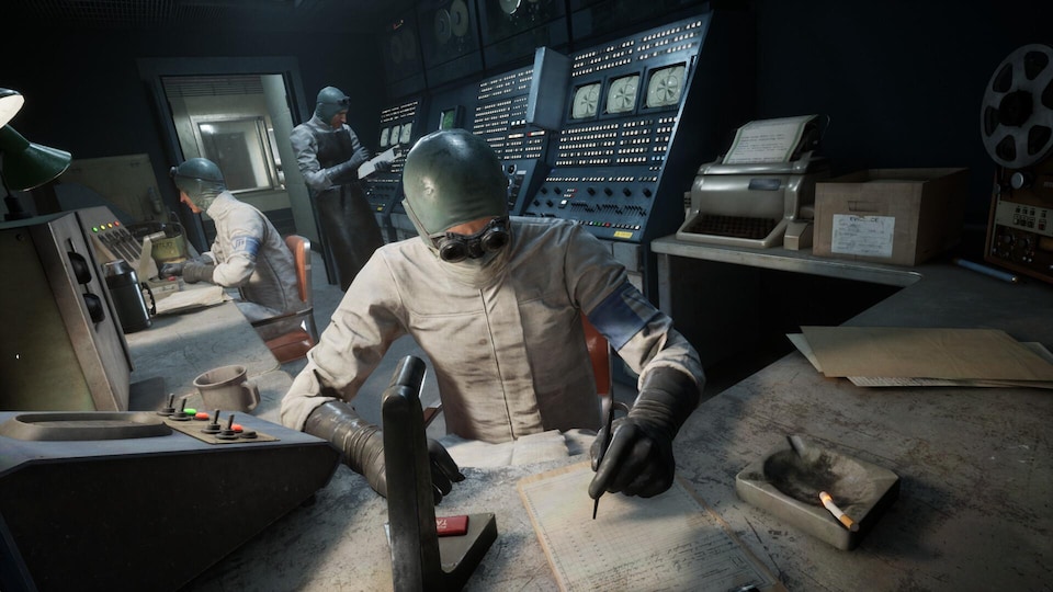 Un scientifique prend des notes dans un centre de contrôle d'un laboratoire.