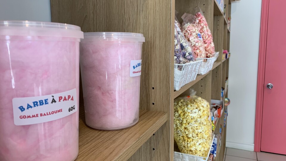Des bonbons se retrouvent sur les étagères d'un commerce.