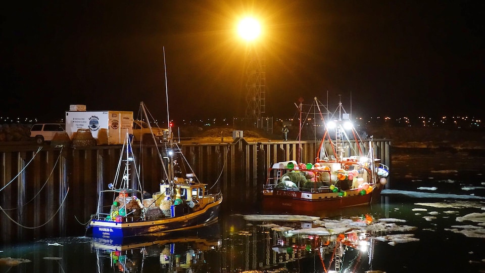 Des bateaux de pêche au quai de Rimouski. Il faut encore noir dehors.