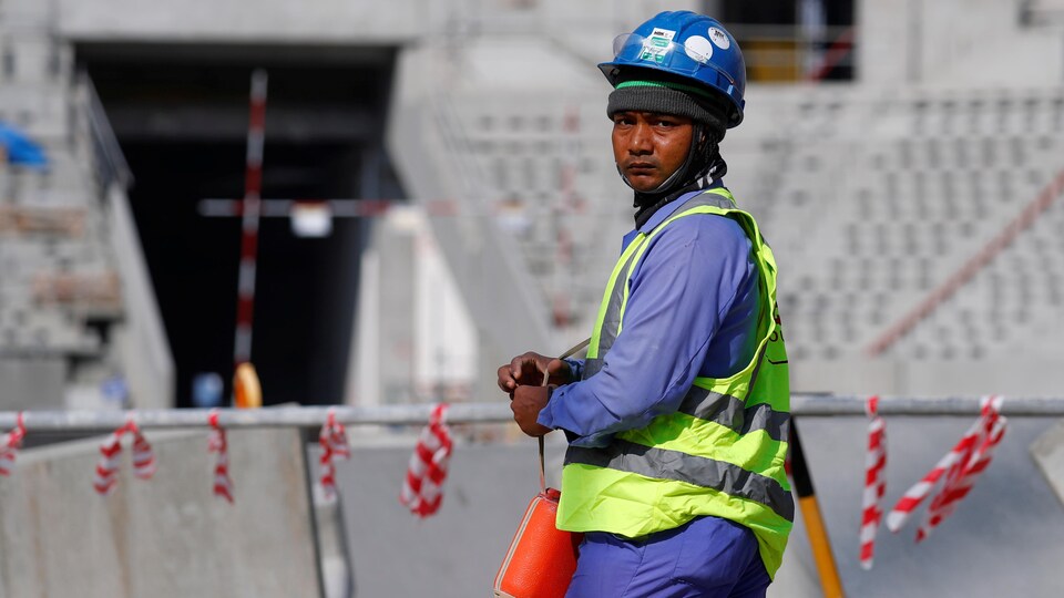 Un ouvrier à l'intérieur du stade de Lusail lors d'une visite du stade à Doha