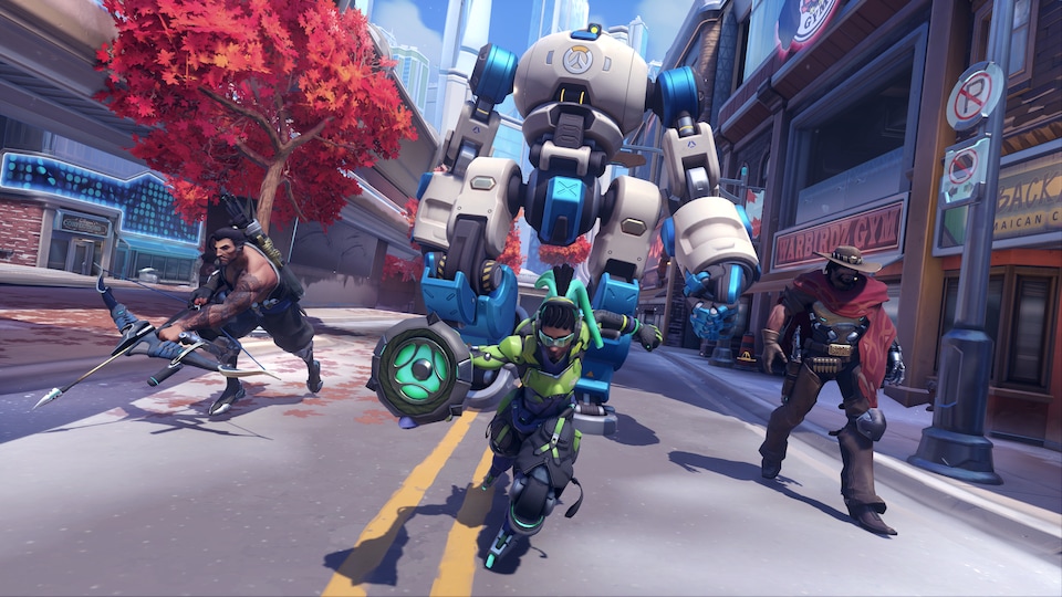 Trois personnages humains et un robot marchent dans une rue virtuelle. 