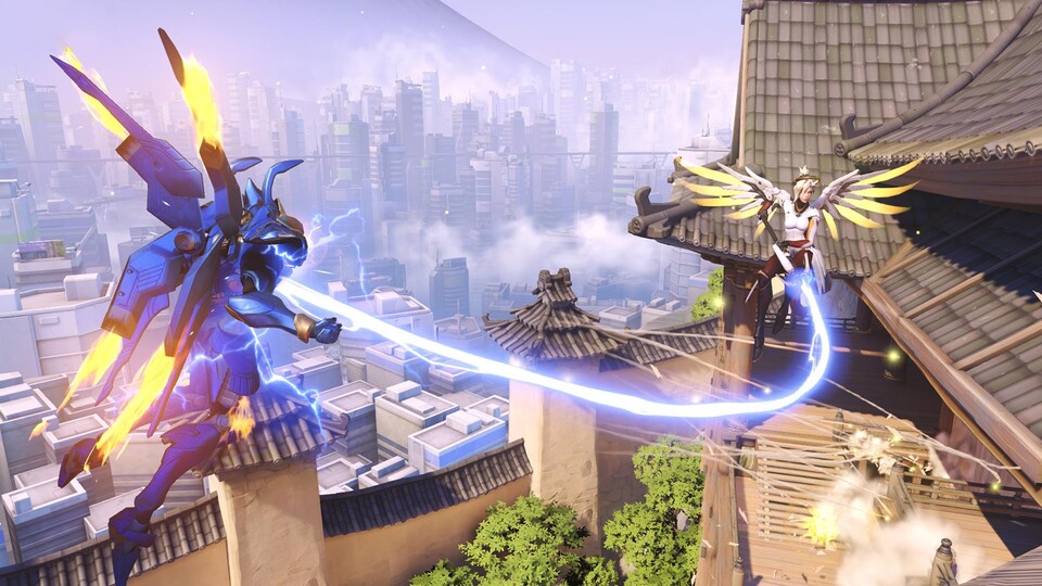 Un personnage de jeu vidéo avec des ailes lance un laser à un autre personnage doté d'ailes dans les airs, devant un paysage urbain. 
