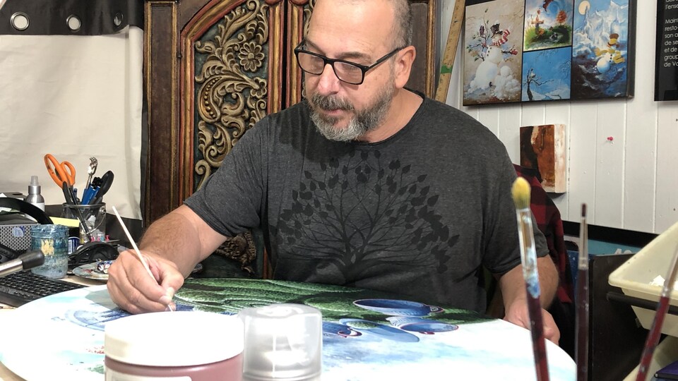 Ovila David Huard est propriétaire de la galerie d’art boutique Ovila de Percé, photographié alors qu'il peint.