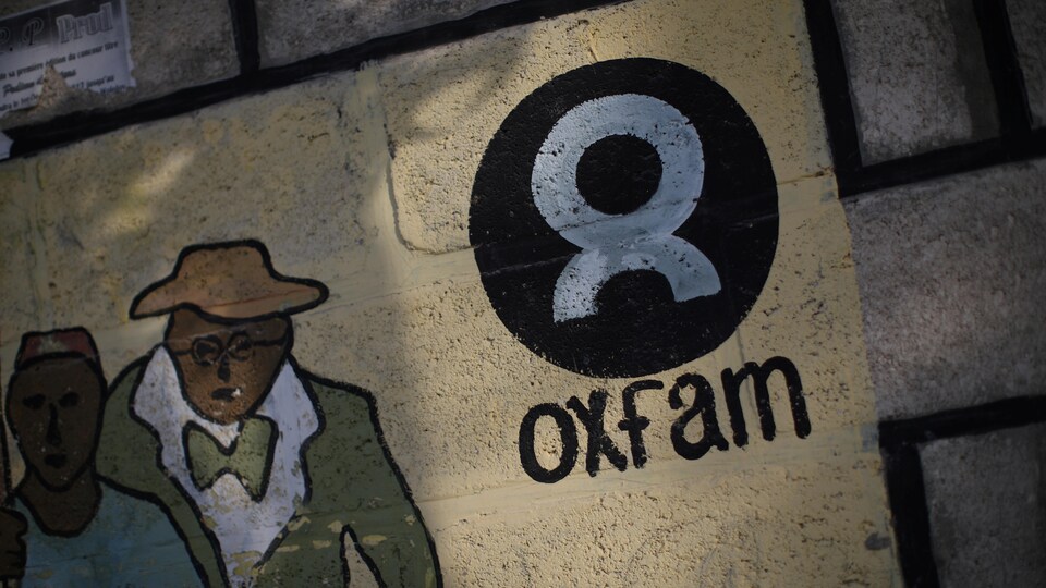 Le logo d'Oxfam sur un mur du camp Corail, en Haïti, après le séisme de 2010.