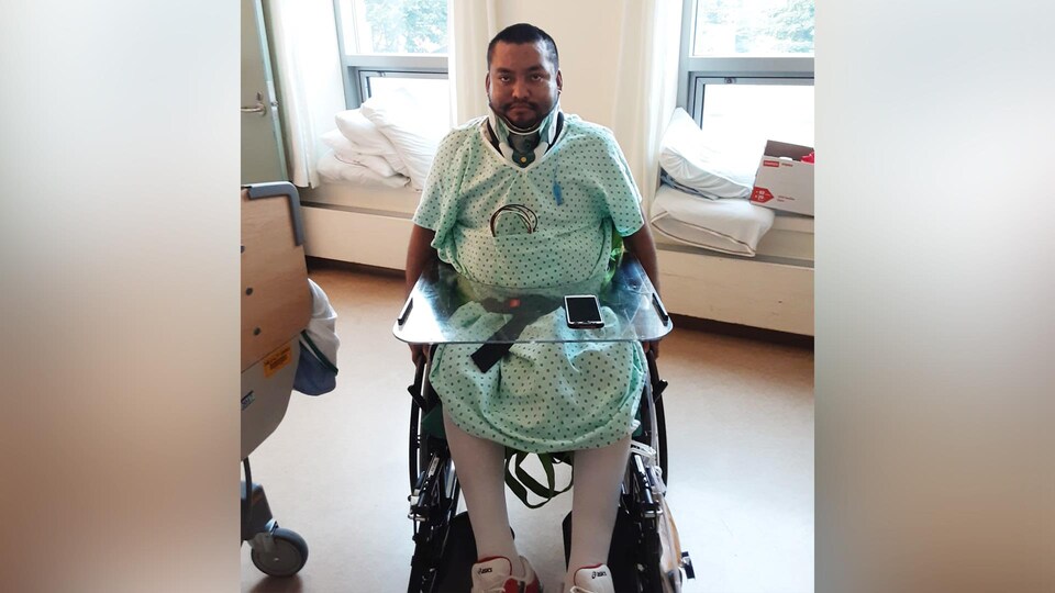 Un homme d'origine mexicaine dans une chambre d'hôpital à Québec