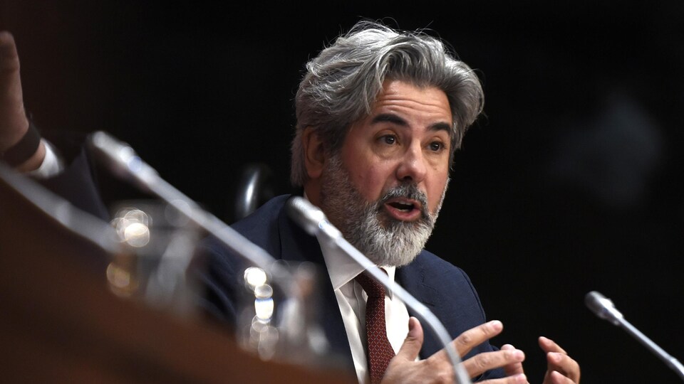Pablo Rodriguez intervient lors d'une conférence de presse.
