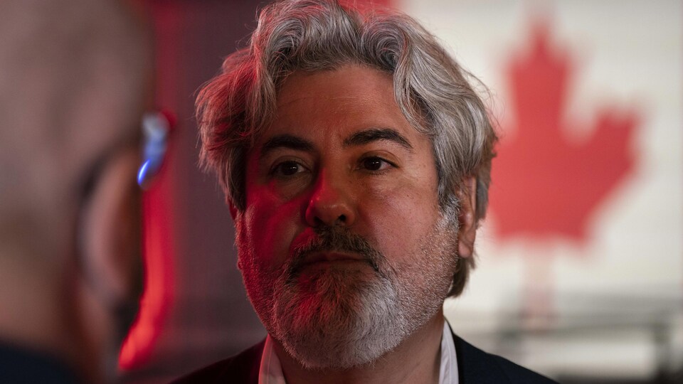 Plan rapproché de Pablo Rodriguez, l'air sérieux.