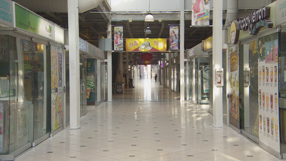 Un couloir vide dans un centre commercial.