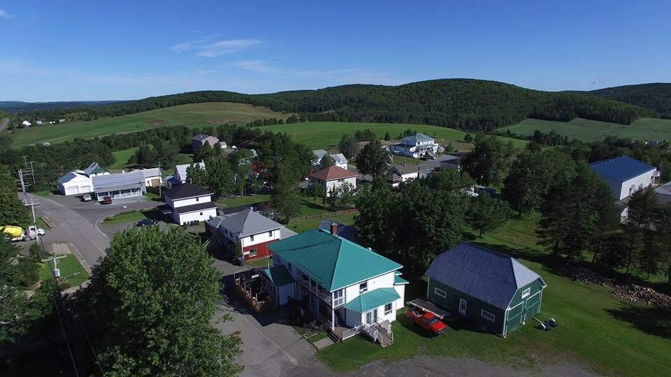 Vue aérienne de la municipalité de Packington au Témiscouata en été.