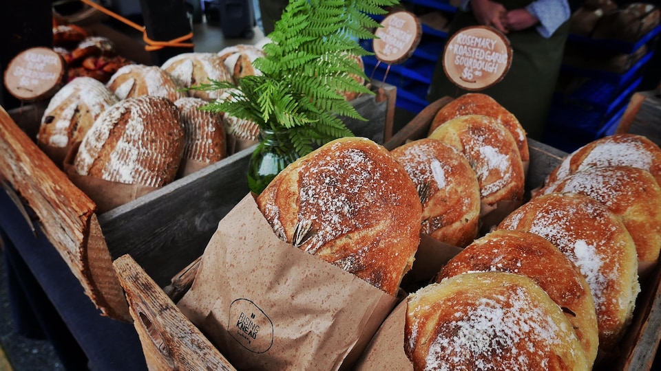 Du pain artisanal au marché fermier du centre-ville de Vancouver