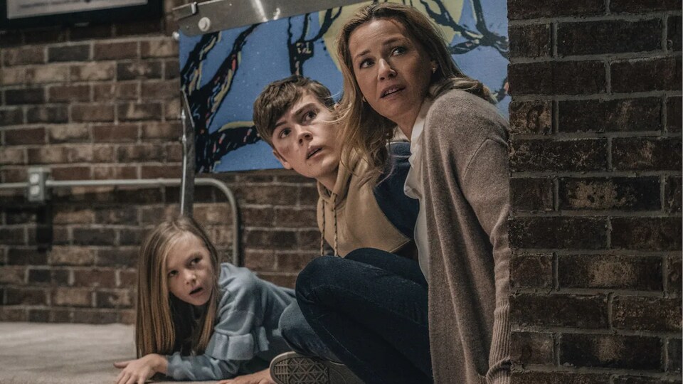 Paisley Cadorath (à gauche), Gage Munroe et Connie Nielsen dans le film Nobody.