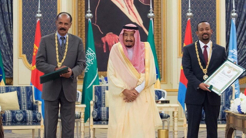 Le président érythréen Issaias Afeworki et le premier ministre éthiopien, le réformateur Abiy Ahmed et au milieu, le roi Salmane d'Arabie saoudite.