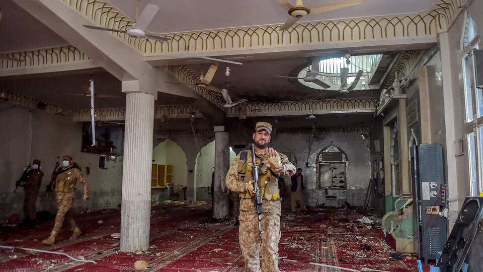 Des soldats inspectent la mosquée après l'explosion.
