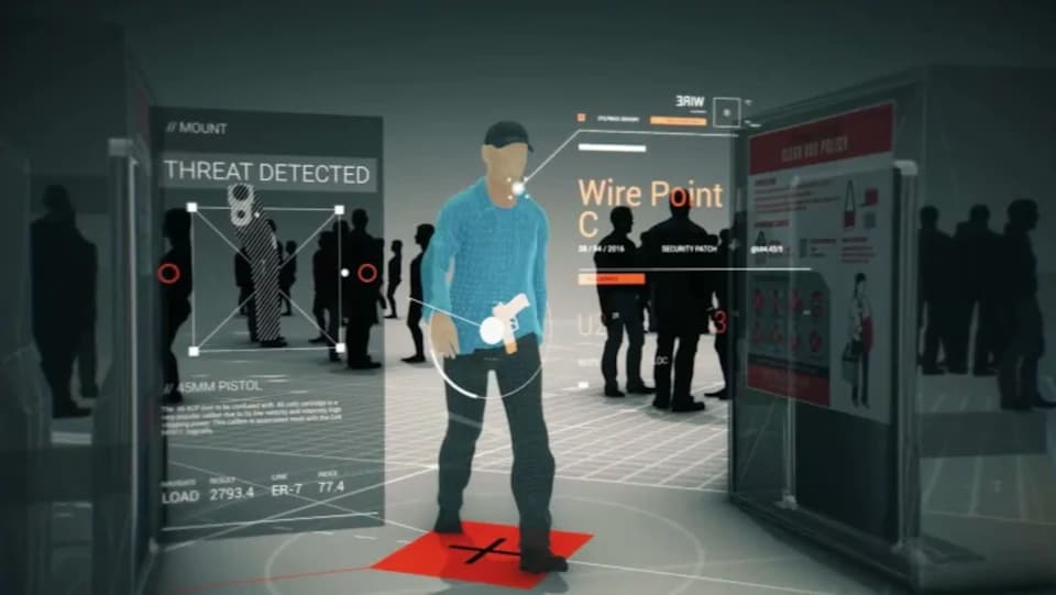 Un homme marche dans une foule avec une arme cachée à la taille.
