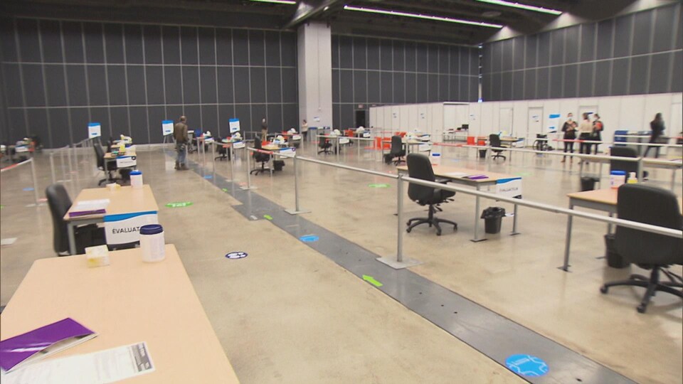 Une salle avec des bureaux.