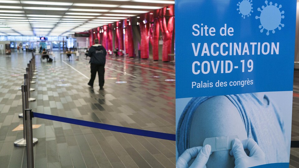 Le centre de vaccination contre la COVID-19 du Palais des congrès de Montréal.