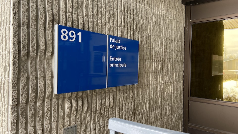 Une affiche du palais de justice d'Amos.