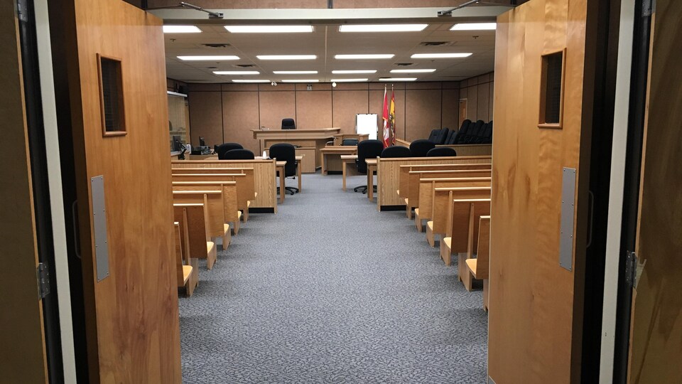 La salle de cours vue de l'entrée. Le banc du jury se trouve à la droite et le banc de l'accusé est à la gauche. 
