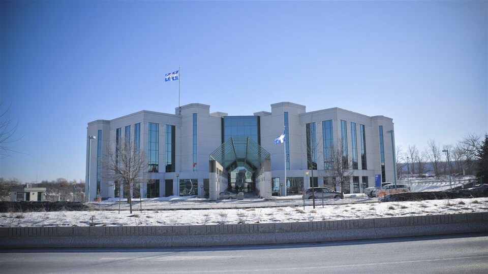 Le palais de justice de Laval, l'hiver.