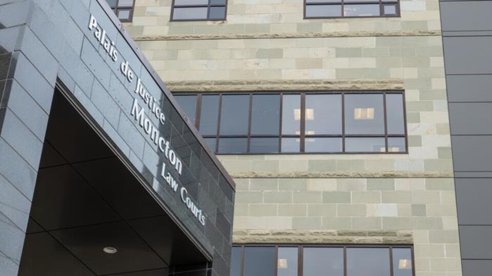 Le devant de l'édifice du palais de justice de Moncton, au Nouveau-Brunswick.