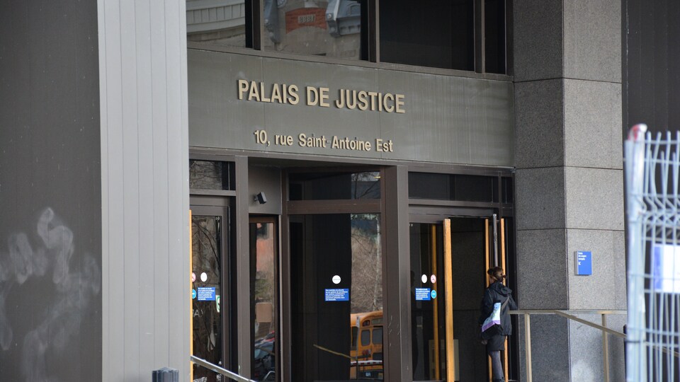La porte d'entrée du palais de justice avec l'inscription : Palais de justice, 10, rue Saint-Antoine Est